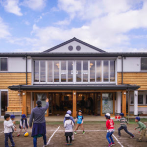 住宅地の中に70年以上受け入れられてきた幼稚園。耐震改修による建て替え事業。敷地が小さく制限も大きい中、最大限の空間計画。園児は1階ですべてを使う。保育士や父兄会議は2階を使うことで木造を実現。